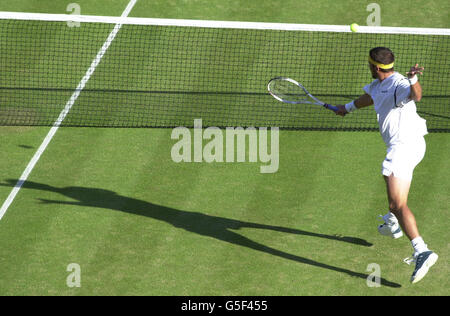 PAS D'UTILISATION COMMERCIALE : Patrick Rafter en Australie en action contre HHIcham Arazi, du Maroc, lors de leur troisième match des championnats de tennis sur gazon 2001 à Wimbledon, Londres. Banque D'Images