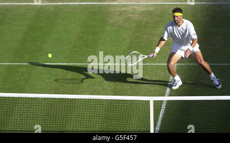 Patrick Rafter en Australie en action contre HIcham Arazi, du Maroc, lors de leur troisième partie des championnats de tennis sur gazon 2001 à Wimbledon, Londres. Banque D'Images