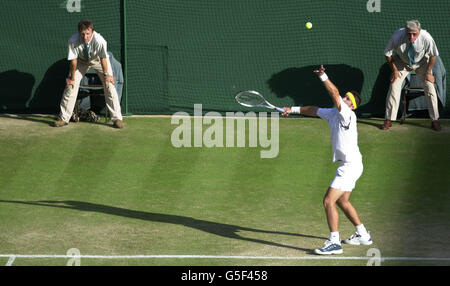 Patrick Rafter en Australie en action contre HIcham Arazi, du Maroc, lors de leur troisième partie des championnats de tennis sur gazon 2001 à Wimbledon, Londres. Banque D'Images