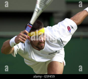 Patrick Rafter en Australie en action contre HIcham Arazi, du Maroc, lors de leur troisième partie des championnats de tennis sur gazon 2001 à Wimbledon, Londres. Banque D'Images