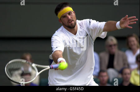 PAS D'UTILISATION COMMERCIALE : Patrick Rafter en Australie en action contre HHIcham Arazi, du Maroc, lors de leur troisième match des championnats de tennis sur gazon 2001 à Wimbledon, Londres. Banque D'Images