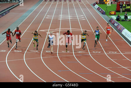 Jeux paralympiques de Londres - jour 8.En Grande-Bretagne, Jonnie Peacock (4e à gauche) traverse la ligne pour remporter la finale hommes de 100m - T44 au stade olympique de Londres. Banque D'Images