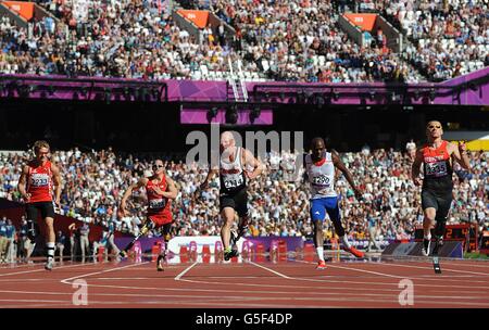 Vue générale alors que Wojtek Czyz (à droite) de l'Allemagne gagne devant Earle Connor (au centre) et Clavel Kayitare (deuxième à droite) du Canada à la chaleur 2 pendant la première partie du 100 m - T 42 des hommes Banque D'Images