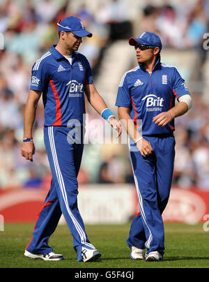 Cricket - Third NatWest One Day International - Angleterre / Afrique du Sud - Kia Oval. James Anderson (à gauche) et Ian Bell en Angleterre Banque D'Images