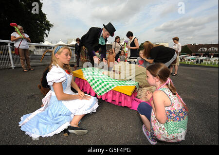 Les courses de chevaux - Family Day - Sandown Park Banque D'Images
