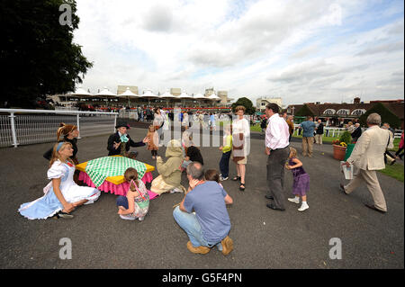 Les courses de chevaux - Family Day - Sandown Park Banque D'Images
