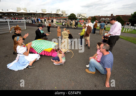 Courses hippiques - Journée de la famille - Sandown Park.Mad Hatters Tea Party au parc Sandown Banque D'Images