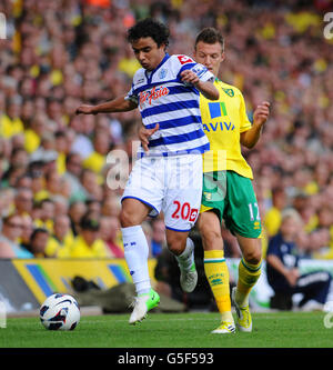 Fabio Da Silva (à gauche) des Queens Park Rangers se tient au large de Norwich Anthony Pilkington (à droite) Banque D'Images