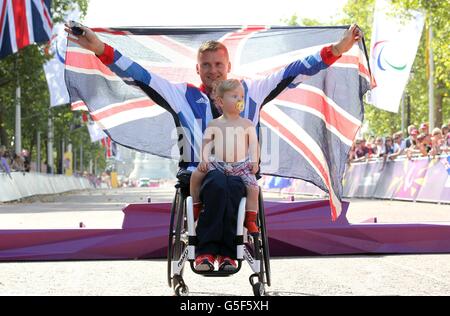 Jeux paralympiques de Londres - jour 11.David Weir en Grande-Bretagne célèbre son or avec une médaille avec son fils Mason après avoir remporté le marathon masculin T54 au Mall, Londres. Banque D'Images