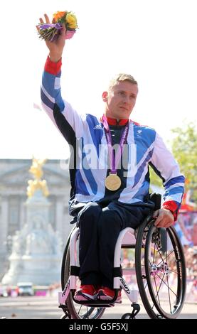 Jeux paralympiques de Londres - jour 11.David Weir en Grande-Bretagne célèbre son or avec une médaille avec son fils Mason après avoir remporté le marathon masculin T54 au Mall, Londres. Banque D'Images