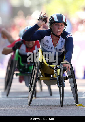 Jeux paralympiques de Londres - jour 11.Shelly Woods, en Grande-Bretagne, franchit la ligne gagnante Silver dans le Women's Marathon T54 le long du Mall à Londres. Banque D'Images