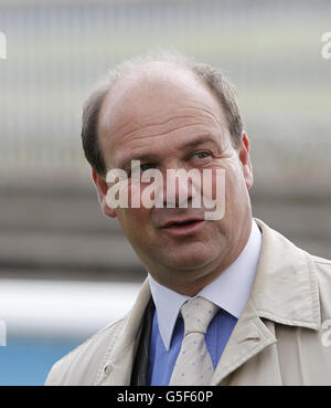 Course de chevaux - Moyantireflet Stud Stakes Day - The Curragh.Entraîneur Mick Halford pendant la journée des piquets de Moyantireflet au Curragh Racecourse, Co Kildare, Irlande. Banque D'Images
