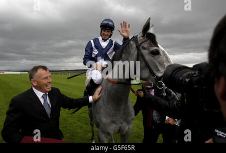 Sky Lantern avec jockey Richard Hughes après avoir remporté les piquets de Moyantireflet lors de la journée des piquets de Moyantireflet au Curragh Racecourse, Co Kildare, Irlande. Banque D'Images