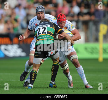 Rugby Union - Aviva Premiership - Northampton Saints / Exeter Chiefs - Franklin's Gardens.Tom Johnson des chefs Exeter est attaqué par Stephen Myler de Northampton Saint. Banque D'Images