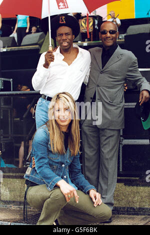 Le présentateur de télévision Cat Deeley avec le musicien Eddy Grant (L) et la chanteuse Errol Brown du groupe Hot Chocolate, à Hyde Park, à Londres, avant le Party in the Park, à l'aide de la Prince's Trust le 8/7/01. Banque D'Images