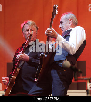 Statu quo sur scène au concert BBC radio 2 en direct à Hyde Park, dans le centre de Londres. Banque D'Images