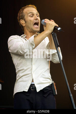 Tim Booth, chanteur principal du groupe James se produit au festival de musique T in the Park près de Kinross, en Écosse. Banque D'Images