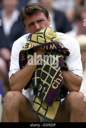 PAS D'UTILISATION COMMERCIALE : Goran Ivanisevic de Croatie pendant une pause dans son match contre Tim Henman de Grande-Bretagne pendant la deuxième journée de leur match semi-final des hommes aux Championnats de tennis de pelouse 2001 à Wimbledon, Londres. Banque D'Images