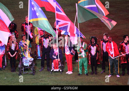 Jeux paralympiques de Londres - jour 11.Les porteurs du drapeau de la Grande-Bretagne David Weir et Sarah Story lors de la cérémonie de clôture au stade olympique de Londres. Banque D'Images