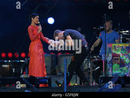 Jeux paralympiques de Londres - jour 11.Rihanna et Chris Martin de Coldplay se jouent lors de la cérémonie de clôture des Jeux paralympiques de Londres 2012 au stade olympique de Londres. Banque D'Images