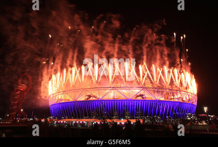 Jeux paralympiques de Londres - jour 11.Les feux d'artifice explosent au-dessus du stade olympique lors de la cérémonie de clôture des Jeux paralympiques, à Londres. Banque D'Images