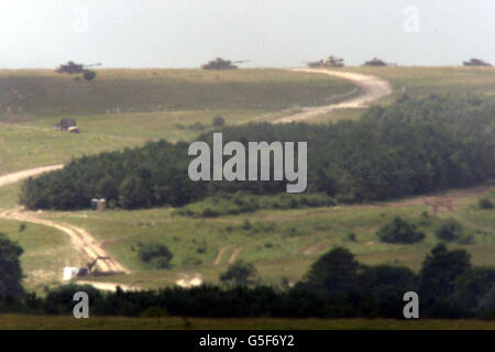 Challenger 2 chars à l'horizon tandis que les mangeurs de l'armée continuent sur la plaine de Salisbury, dans le Wiltshire, après que deux soldats ont été tués et deux autres blessés après le renversement d'un char pendant les exercices de l'armée. * le ministère de la Défense (MOD) a déclaré que les victimes, qui n'ont pas encore été identifiées, faisaient partie d'une formation d'équipage de quatre hommes dans un Challenger 2 réservoir à 8:45 11/07/01, lorsqu'un accident s'est produit dans la plaine de Salisbury. Banque D'Images