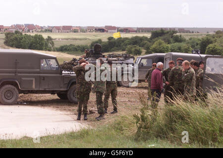 Les servants de l'armée continuent sur la plaine de Salisbury, dans le Wiltshire, après que deux soldats ont été tués et deux autres blessés après le renversement d'un char pendant les exercices de l'armée. * le ministère de la Défense (MOD) a déclaré que les victimes, qui n'ont pas encore été identifiées, faisaient partie d'une formation d'équipage de quatre hommes dans un Challenger 2 réservoir à 8:45 11/07/01, lorsqu'un accident s'est produit dans la plaine de Salisbury. Banque D'Images