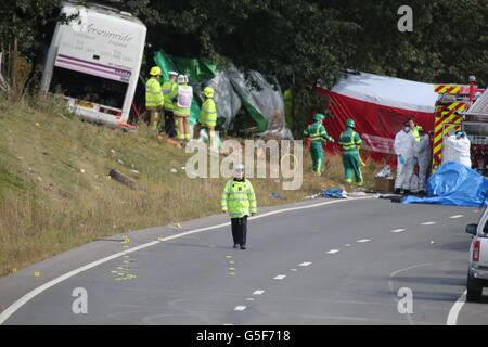 Services d'urgence sur les lieux d'un accident d'autocar sur l'A3 près de Hindhead, dans le Surrey, où trois personnes sont mortes et d'autres ont été grièvement blessées lorsque l'autocar s'est renversé après avoir heurtés un arbre sur un remblai. Banque D'Images