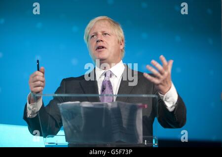 Boris Johnson, maire de Londres, s'exprime lors du lancement d'EE, le premier réseau 4G ultra-rapide du Royaume-Uni, au Science Museum de Londres. Banque D'Images