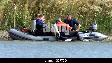 Police d'Essex recherche sous-marine dans un lac près de Trent Rd à East Tilbury pour la fille d'école manquante de 15 ans Danielle Jones. Cela fait trois semaines qu'elle a été vue pour la dernière fois. Banque D'Images