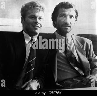 Graeme Souness, gestionnaire des Glasgow Rangers (à droite), avec 1.5 millions de nouveaux signataires, Maurice Johnston, 26 ans, à Glasgow aujourd'hui. L'ancien joueur celtique Johnston deviendra le premier catholique de haut profil à jouer pour les Rangers. Banque D'Images