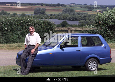 Les collier, 59 ans, de Suffolk, photographié à Thrapston, dans le Northamptonshire, avec l'un des premiers des nouveaux Robin Réliants à sortir de la chaîne de production qu'il a commencé dans d'anciens bâtiments de guerre près de Sudbury et à Beccles, les deux Suffolk. * il a apporté les droits de continuer à fabriquer la voiture culte, dont la production a fini dans le Staffordshire plus tôt cette année, et a déjà reçu des commandes pour plus de 90 de concessionnaires dépendants. Il compte fabriquer 250 des trois roues chaque année. Banque D'Images