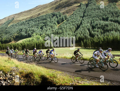 Les coureurs de la course cycliste Tour of Britain 3 passent près de la queue de Grey Mares sur leur chemin vers Dumfries de Jedburgh, aux frontières écossaises.ASSOCIATION DE PRESSE photo: Photo date: Mardi 11,2012 septembre.Voir PA Story CYCLISME Tour.Le crédit photo devrait se lire comme suit : David Cheskin/PA Wire. Banque D'Images