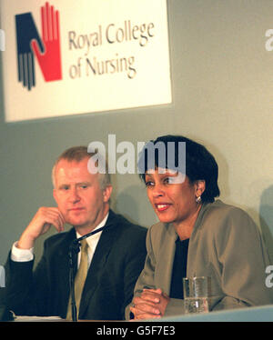 La Dre Beverley Malone, la nouvelle dirigeante des infirmières britanniques, est surveillée par son adjoint Tom Bolger au Royal College of Nursing de Londres, alors qu'elle critique le gouvernement pour son « manque de clarté » sur les propositions d'utiliser l'argent du secteur privé dans le NHS. * le Dr Malone, secrétaire général du Royal College of Nursing, a déclaré que la profession s'opposerait à toute tentative de transfert des soins cliniques hors du NHS et dans le secteur privé. Et elle a demandé une place à la table de discussion pour que les infirmières puissent faire part de leurs points de vue sur l'initiative controversée de financement privé (IAP) et l'augmentation Banque D'Images