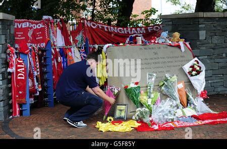 Les hommages sont laissés à l'extérieur du terrain de football de Hillsborough à Sheffield, alors que les familles de 96 personnes décédées dans la catastrophe de Hillsborough commencent à étudier en détail le contenu d'un rapport accablant sur les actions des organes officiels à la suite de la tragédie. Banque D'Images