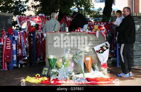 David Roberts, de Liverpool, (au centre, de retour à la caméra) à l'extérieur du terrain de football de Hillsborough à Sheffield, tandis que son père, également appelé David (à droite), tient Kyle Roberts,Comme les deux survivants de Hillsborough sont retournés sur le terrain pour la première fois en 23 ans pour examiner les hommages laissés aux 96 personnes qui sont mortes dans la catastrophe. Banque D'Images