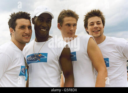 Le groupe de garçons Blue (à partir de la gauche) Anthony Costa, Simon Webbe, Lee Ryan et Duncan James, au Crystal Palace National Sports Center, Londres, ont lancé un nouveau site Web "sortir du canapé", encourageant les enfants à faire plus d'exercice. Banque D'Images