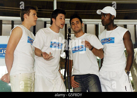 Le groupe de garçons Blue (à partir de la gauche) Lee Ryan, Duncan James, Anthony Costa et Simon Webbe au Crystal Palace National Sports Center, Londres, ont lancé un nouveau site Web 'sortir du canapé', encourageant les enfants à faire plus d'exercice. Banque D'Images