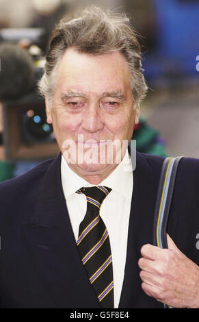 Ted Francis, producteur de télévision à la retraite, 67 ans, de Cranleigh, Surrey, arrive au Old Bailey, Londres, pour le procès de Lord Archer en parjure. François nie une accusation pour avoir perverti le cours de la justice en fournissant un faux alibi. Banque D'Images