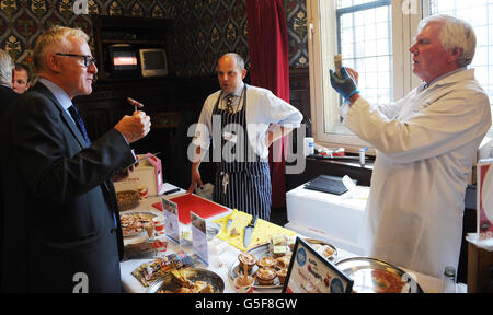 Norman Lamb (à gauche) visite aujourd'hui le Norfolk Food Festival à la Chambre des communes de Londres. Banque D'Images