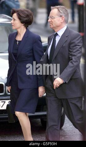 Lord Archer et sa femme Mary arrivent au Old Bailey, dans le centre de Londres, où le romancier millionnaire est jugé pour faux témoignage. Le jury composé de cinq femmes et de six hommes a examiné des verdicts dans l'affaire de sept semaines. Lord Archer, 61 ans, nie deux chefs d'accusation de parjure. * et trois chefs d'accusation de pervertir le cours de la justice par rapport à son action en diffamation de 1987 contre le quotidien Star. Banque D'Images