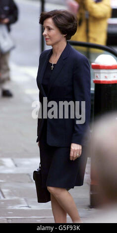 Mary Archer arrive au Old Bailey, dans le centre de Londres, où son mari Lord Archer est jugé pour parjure. Le jury composé de cinq femmes et de six hommes a examiné des verdicts dans l'affaire de sept semaines. * Lord Archer, 61 ans, nie deux chefs d'accusation de parjure et trois chefs d'accusation de pervertir le cours de la justice par rapport à son action en diffamation de 1987 contre le quotidien Star. Banque D'Images