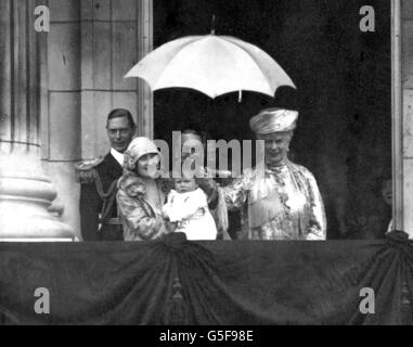 Le duc et la duchesse de York avec le roi George V et la reine Mary et la princesse Elizabeth, sur le balcon de Buckingham Palace. Banque D'Images