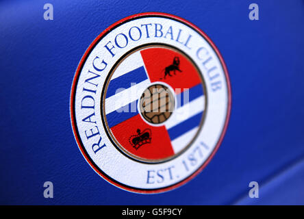 Football - Barclays Premier League - Reading v Tottenham Hotspur - Madejski Stadium. Badge du club de lecture Banque D'Images