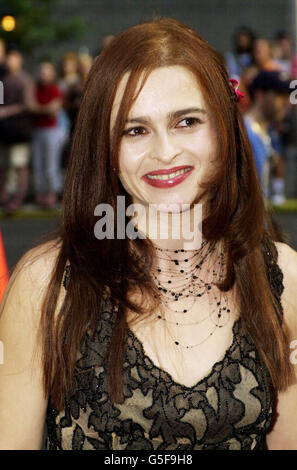 L'actrice britannique Helena Bonham carter, qui joue le rôle de vedette dans le film, arrive à la première mondiale de 'Planet of the Apes', au théâtre Ziegfeld à New York.* 14/08/2001: L'un des films les plus attendus de l'année, Planet of the Apes, sera démasqué lors de sa première britannique à Londres.La reprise du film classique 1968 de Charlton Heston a déjà prouvé qu'il y a quinze jours, un box office a été inauguré aux États-Unis.Des stars du film, notamment Helena Bonham carter et Mark Wahlberg, sont attendues à la première qui aura lieu à l'Odeon, Leicester Square. Banque D'Images