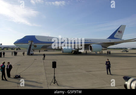 Air Force One à Brize Norton, Oxfordshire, que le président George W Bush a utilisé pour se rendre au Sommet du G8 à Gênes, en Italie. * 12/8/03: Un citoyen britannique a été arrêté en Amérique après avoir apparemment tenté de faire entrer en contrebande un missile aérien russe de surface dans le pays. L'homme d'âge moyen d'origine indienne est considéré comme un marchand d'armes et a été détenu par le FBI à l'hôtel de Newark, dans le New Jersey. L'homme aurait collecté une caisse contenant un missile surface-air fabriqué par la Russie Igla. Un rapport sur BBC News 24 a déclaré que l'homme était à la recherche de terroristes pour tirer le Banque D'Images