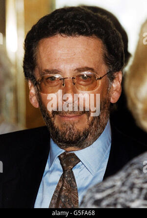 L'acteur Robert Powell au Variety Club déjeuner en l'honneur de Roger Moore, à l'hôtel Dorchester. Des célébrités se sont jointes à l'ancienne star James Bond pour l'événement afin de célébrer sa contribution au showbusiness. Banque D'Images