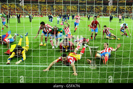 Football - UEFA Europa League - final - Athletic Bilbao / Atletico Madrid - National Arena.Les joueurs de l'Atletico Madrid célèbrent la victoire avec le trophée Banque D'Images