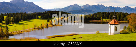 Paysage panoramique en Bavière avec le lac et les montagnes Banque D'Images