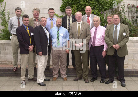 Représentants du Syndicat national des agriculteurs lors d'une conférence tenue à l'Université de Warwick (rangée du haut, à partir de la gauche) Thomas Binns, Martin Burtt, W. Hughes, Peter Allen, président de la NFU pour le Comité de la zone la moins favorisée, William Jenkins. * ... (Rangée du bas, à partir de la gauche) Malcolm Corbett, Ed Rees, Richard Haddock, président de la NFU Ben Gill, président de la NFU pour N. Wales Peradur Hughes, Simon Harrison et Gordon Capstick. La réunion a été organisée pour discuter des moyens d'éviter une crise dans l'élevage des moutons. Banque D'Images